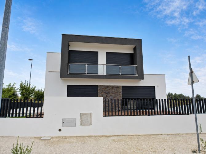 Exterior da habita��o integrado na natureza